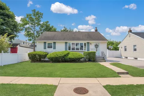40 Georgia St, Hicksville, NY 11801