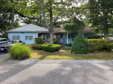 6 Laurel St, Mastic Beach, NY 11951