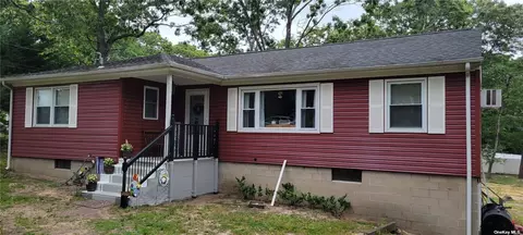 61 Plymouth Blvd, Smithtown, NY 11787