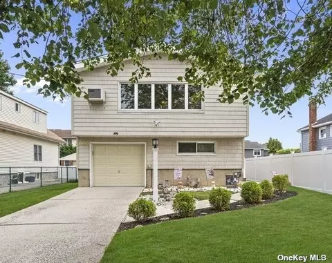 2695 Kenny Ave, Merrick, NY 11566