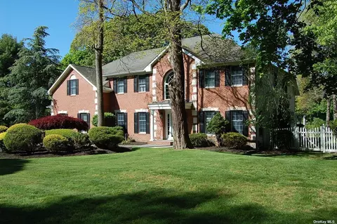 28 Briana Ct, East Moriches, NY 11940