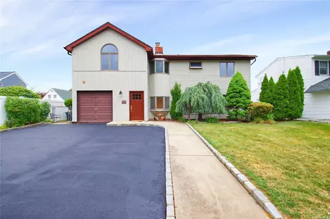 71 Beech Ln, Hicksville, NY 11801