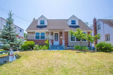 208 Brown St, Valley Stream, NY 11580