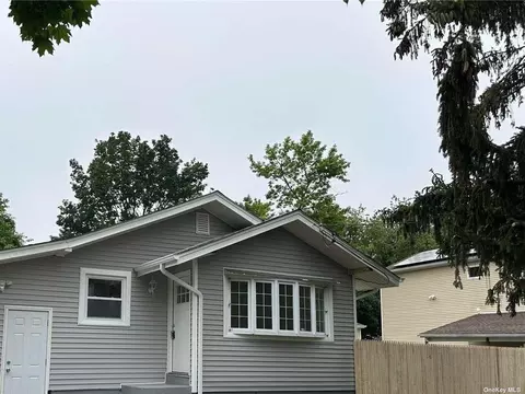 54 Elm St, Central Islip, NY 11722