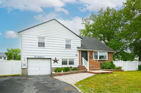 189 Elm Pl, Levittown, NY 11756