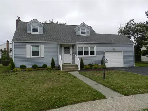 20 Ford N Dr, Massapequa, NY 11758
