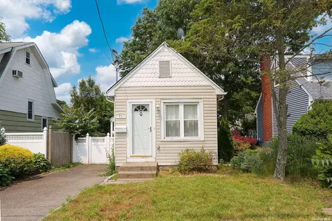 71 Maeder Ave, Merrick, NY 11566