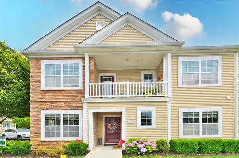 148 Southampton Dr #N, Massapequa, NY 11758