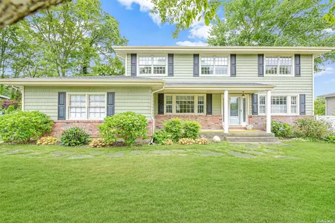 4 Woodstock Pl, Lake Grove, NY 11755