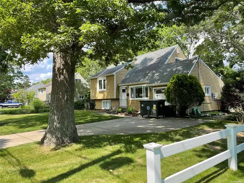 97 N Howells Point Rd, Bellport, NY 11713