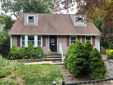 26 Marlboro Dr, Huntington, NY 11743