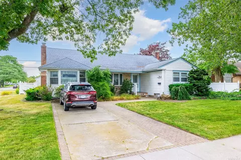 1223 Holly Rd, Wantagh, NY 11793