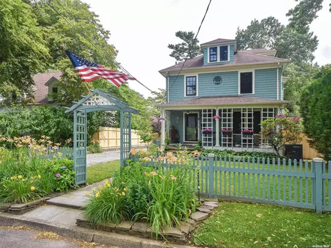 3 Walnut St, Glen Head, NY 11545