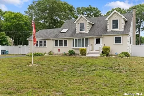 32 Auborn Ave, Shirley, NY 11967