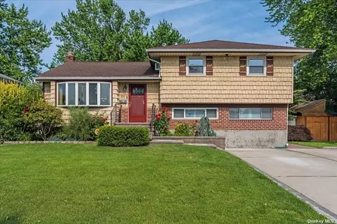 54 Debora Dr, Plainview, NY 11803