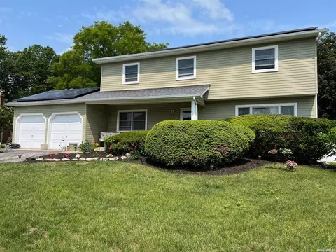 29 Waterford Dr, Wheatley Heights, NY 11798