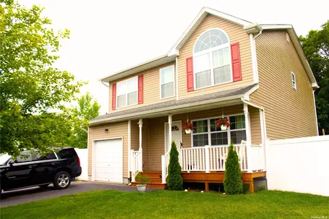 43 Chauncey Ln, Coram, NY 11727
