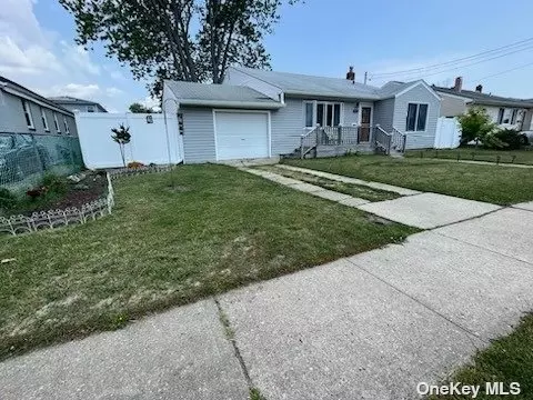 136 W Santa Barbara Rd, Lindenhurst, NY 11757
