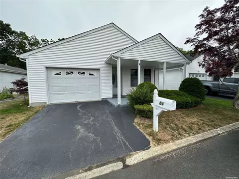51 Village Cir #51, Manorville, NY 11949