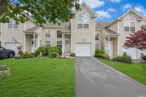 223 Kettles Ln #223, Medford, NY 11763