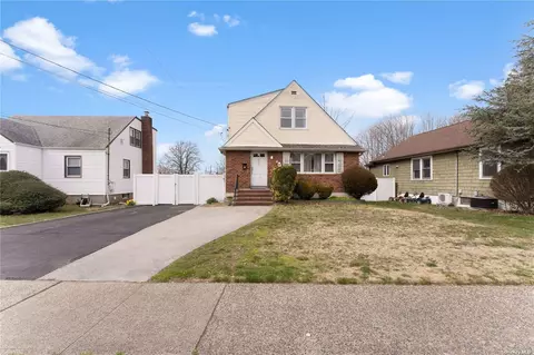 1756 Hancock St, Hewlett, NY 11557