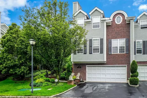 42 Chelsea Dr #42, Smithtown, NY 11787