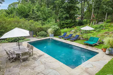 29 N Cove Rd N, Southampton, NY 11968