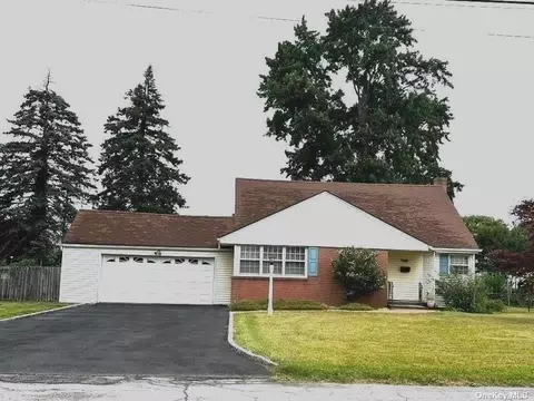 1 Sioux Pl, Huntington Station, NY 11746