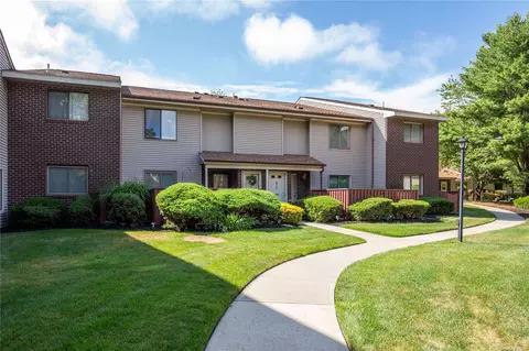 876 Skyline Dr #876, Coram, NY 11727