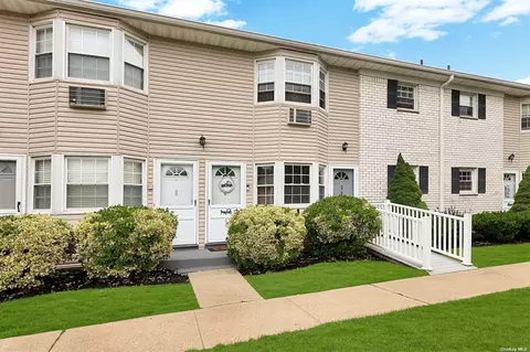 3219 Wilshire Ln #3219, Oakdale, NY 11769