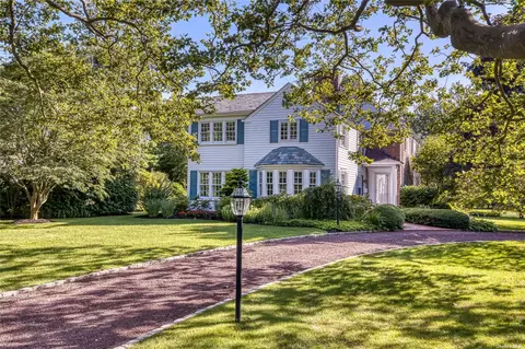 40 Lawrence Ln, Bay Shore, NY 11706