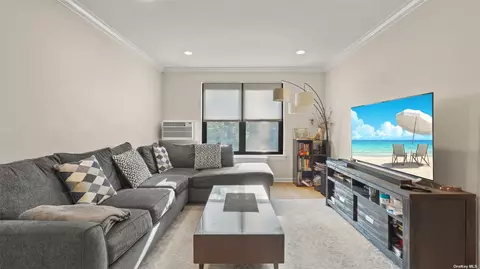 46 Terrace Cir #2D, Great Neck, NY 11021