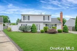 4 Helen Ct, Bethpage, NY 11714