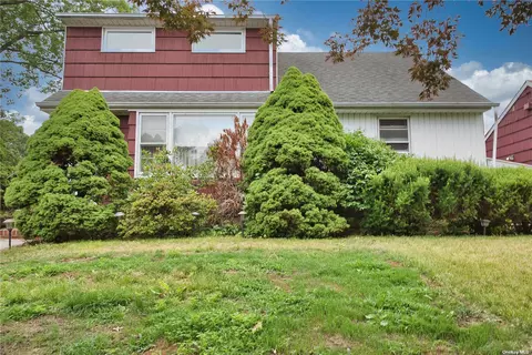 959 Shelburne Dr, Franklin Square, NY 11010