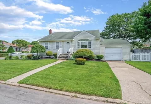 344 Tremont Rd, Lindenhurst, NY 11757