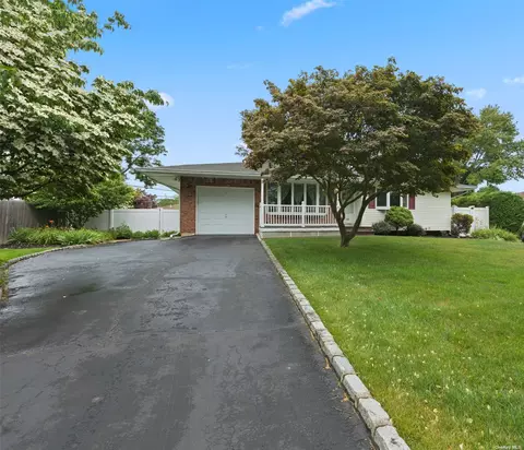 18 Plane Tree Ln, Saint James, NY 11780
