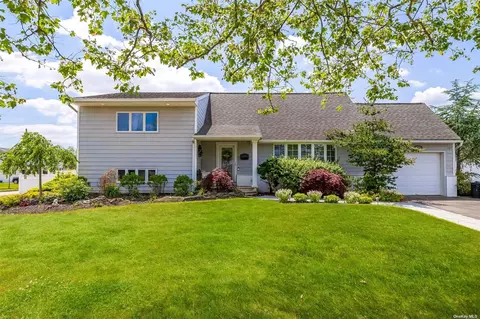 122 Thornwood Rd, Massapequa Park, NY 11762