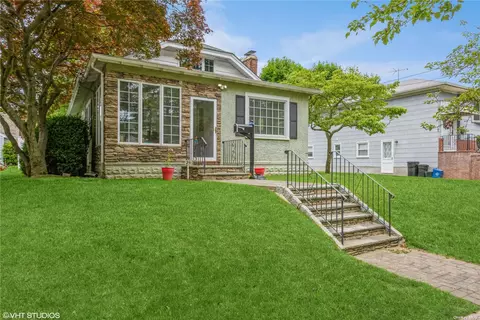 29 Eimer Ave, Malverne, NY 11565