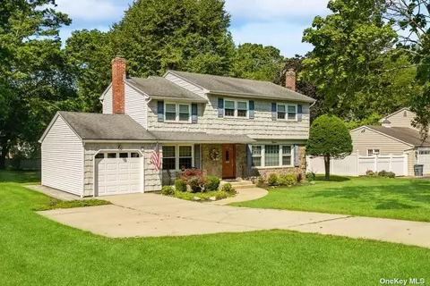 12 Thrush Dr, Smithtown, NY 11787
