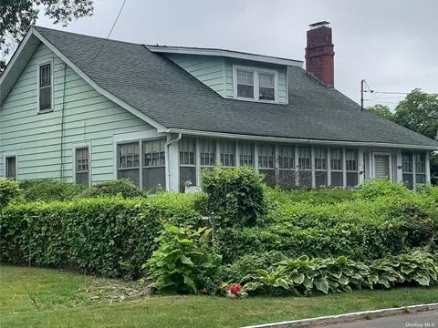 32 Prince Ave, Deer Park, NY 11729