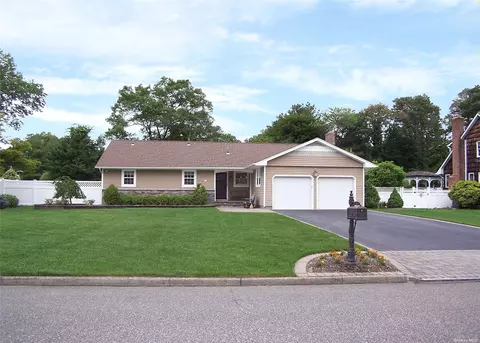 3 Canterbury Ln, Nesconset, NY 11767