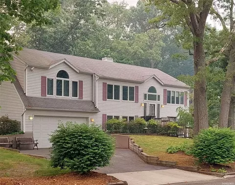 21 Arrowhead Ln, East Setauket, NY 11733
