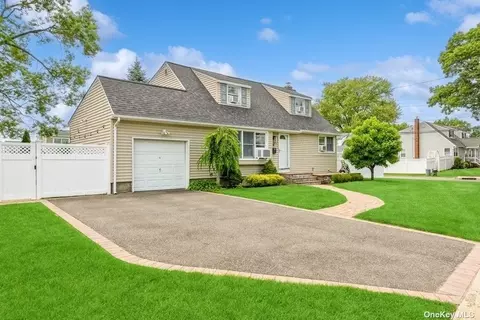 4 Pompano Ln, Massapequa Park, NY 11762