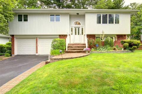 83 Beaumont Dr, Plainview, NY 11803