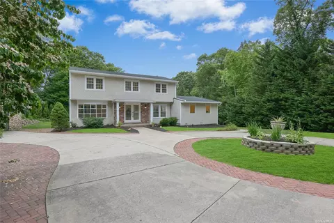 73 Kendrick Ln, Dix Hills, NY 11746