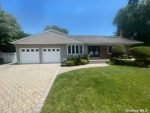 44 Steven Pl, Smithtown, NY 11787