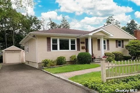88 Hawthorne Rd, East Norwich, NY 11732