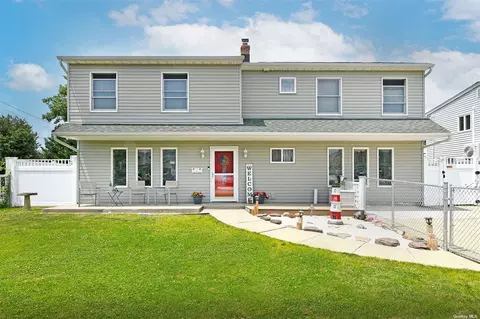 30 Harvest Ln, Levittown, NY 11756
