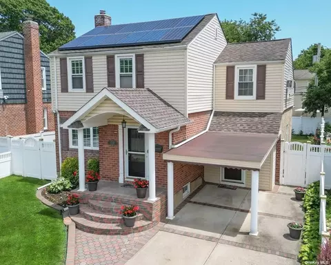 129 Queens Ave, Elmont, NY 11003