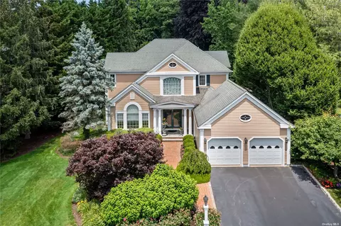 19 Meadow Ln, Manhasset, NY 11030
